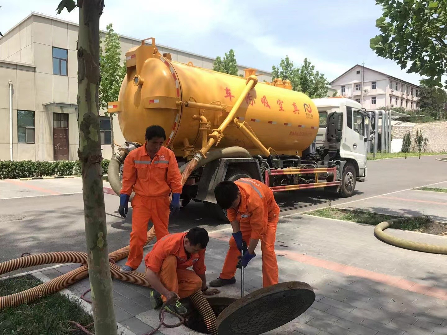 红岗管道疏通车停在窨井附近